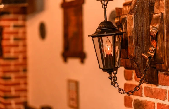 Luminárias rústicas e luz indireta: charme e aconchego ao ambiente.